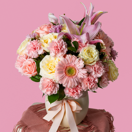 Tierna esfera de Lilies, Rosas, Gerberas en tonos rosados.
